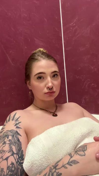 Rosaleejaden live from United States